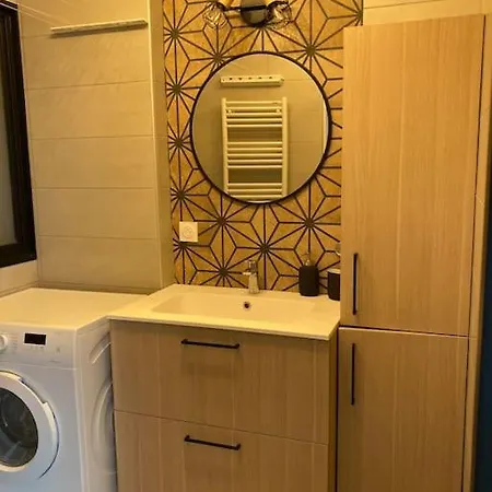 Apartment Elegant 45 M2 6 + Garage. Idealement Situe *