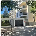 Elegant 45 M2 6 + Garage. Idealement Situe Lejlighed